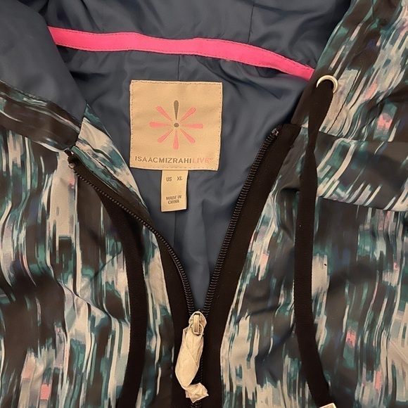 Soho pattern zipper wind breaker by Isaac Mizrahi - Picture 5 of 8